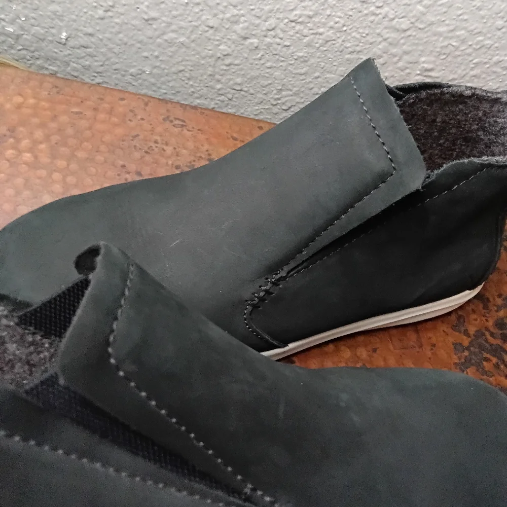 OluKai Sz. 7 Hawai'iloa Manu Hope Boots in Lava Rock